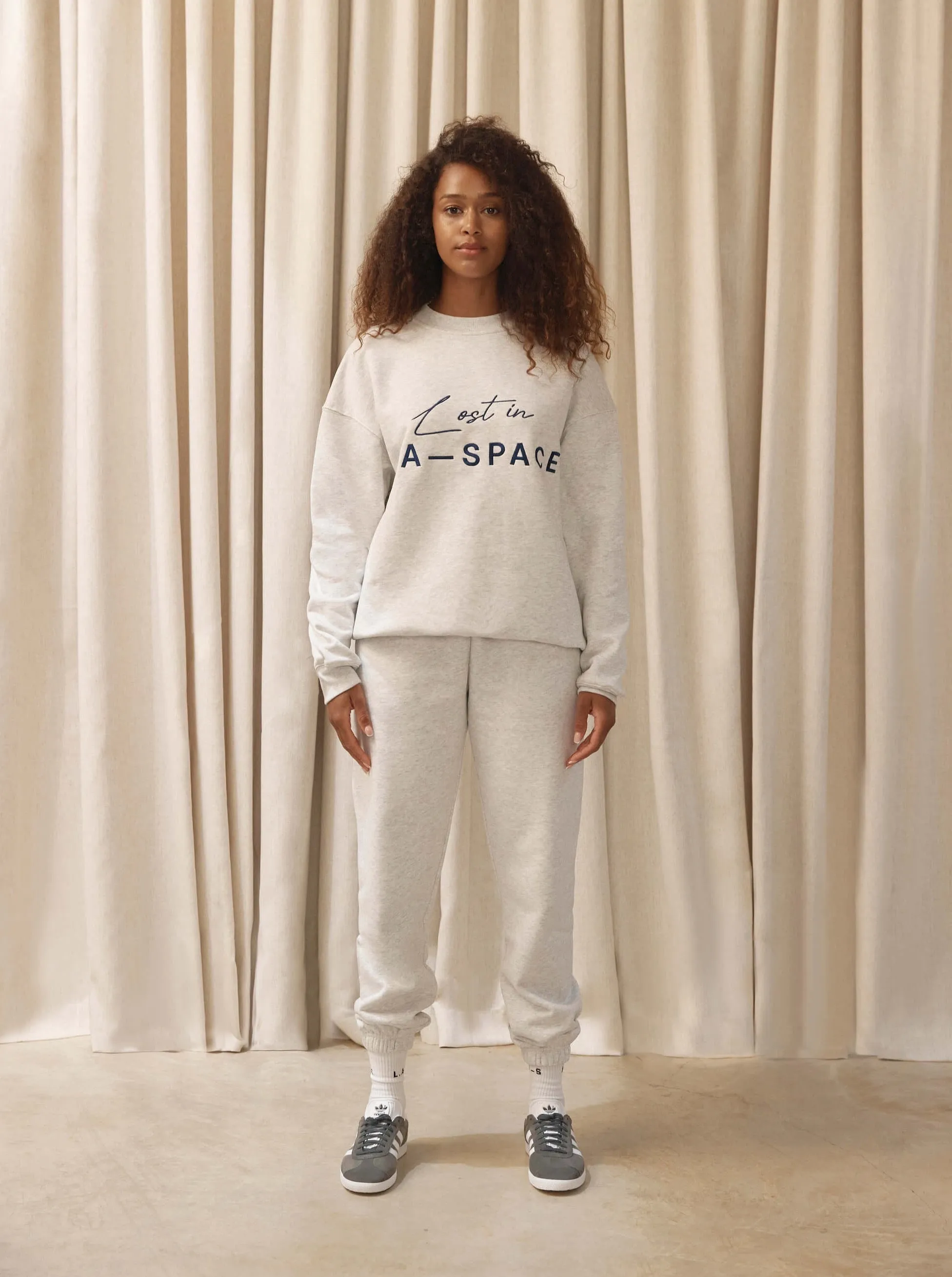 'LOST IN L.A-SPACE' EMBROIDERED SWEATSHIRT IN LIGHT GREY MARL